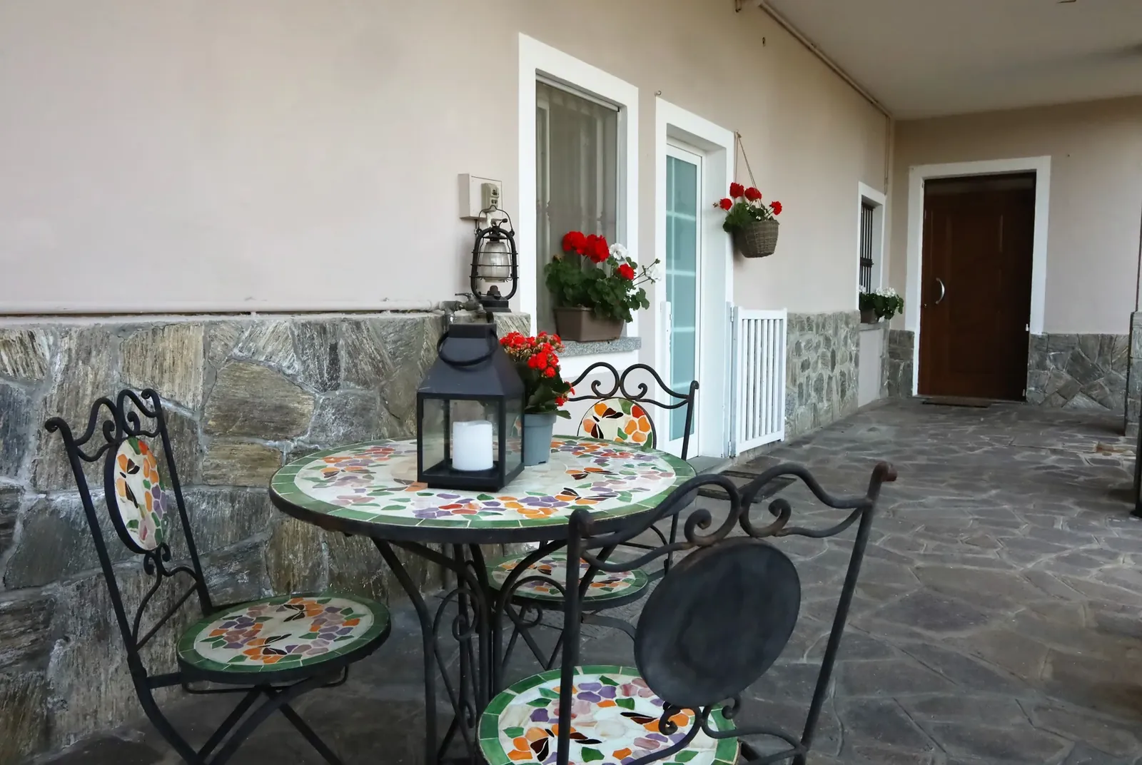 La terrazza dell'Appartamento Giada con il tavolino in mosaico