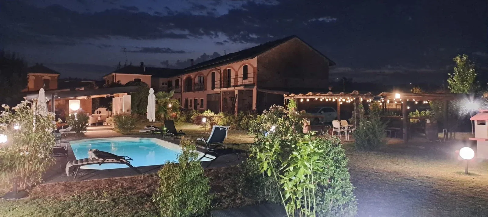 Il giardino e la piscina illuminati la sera