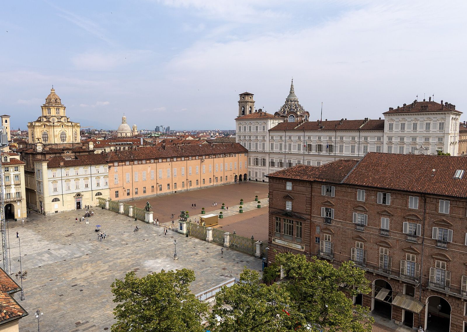 Piazza Castello a Torino vista dall'alto, con il Palazzo Reale, la cupola di San Lorenzo e i palazzi intorno alla piazza